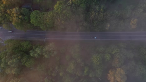 Drohnen-Luftaufnahme-Der-Straße-Während-Des-Nebligen-Morgens