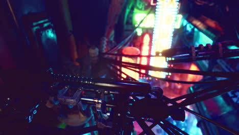 paisaje urbano cyberpunk con luces de neón
