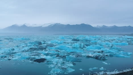 maravillosa vista aérea de un lago en un paisaje de hielo con un hombre de los relojes de cabecera