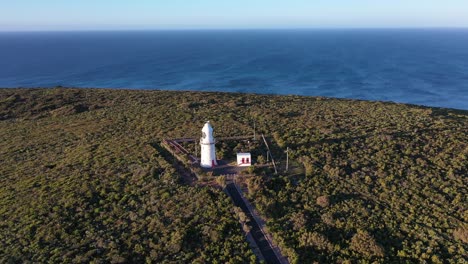 faro de cabo naturalista, vista aérea de drones de punto de referencia, bosque y horizonte, australia