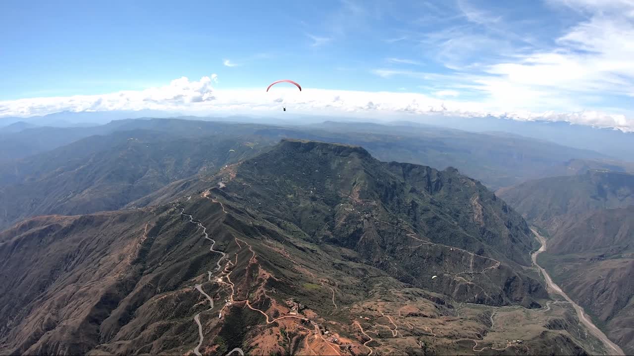 vista desde parapente, sobre el cañón de chicamocha, colombia, en un día soleado
