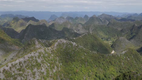 Drohnen,-Die-Sich-Vorwärts-Bewegen,-Zeigen-Die-Riesigen-Felsigen-Berge-Des-Karstplateaus-Von-Dong-Van