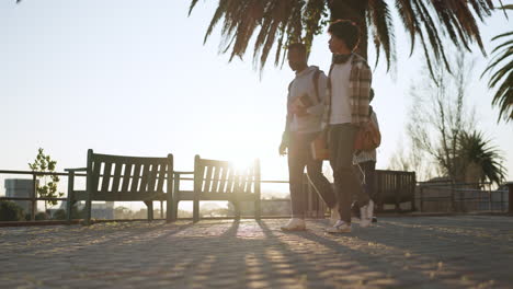 personas, caminando por el pavimento y al aire libre con la mañana