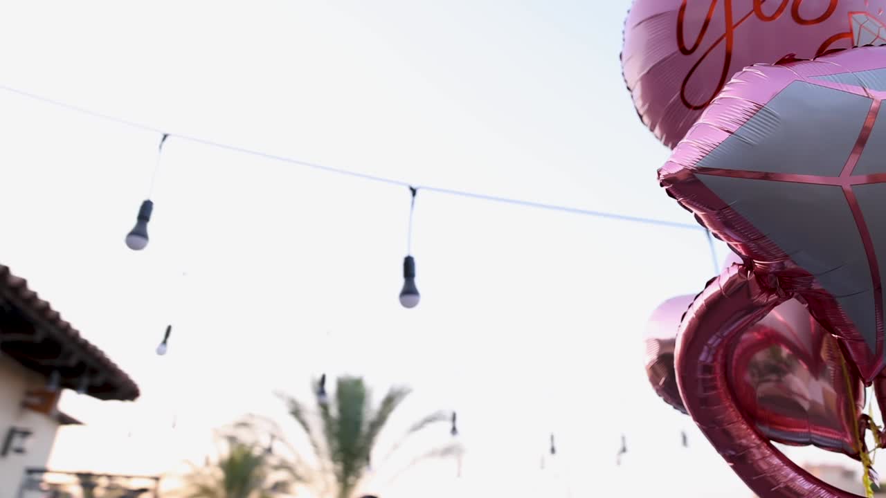 globos de helio para una fiesta de cumpleaños tiro de bajo ángulo
