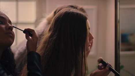 amigas felices preparándose mirándose en el espejo aplicando maquillaje adolescentes preparándose para salir vistiendo moda elegante