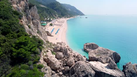 Der-Beliebte-Kathisma-Strand-Auf-Der-Griechischen-Insel-Lefkada-Mit-Blauem-Meer-Und-Reihen-Von-Sonnenschirmen,-Griechenland