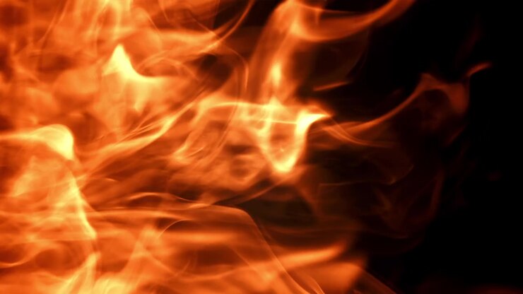 Llamas de fuego dinámicas y humo sobre fondo negro