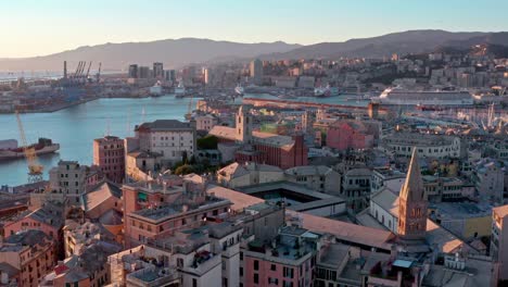 vista panorámica de la puesta de sol sobre el histórico porto antico en génova, italia