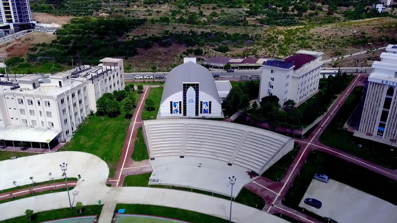 campus universitario con anfiteatro