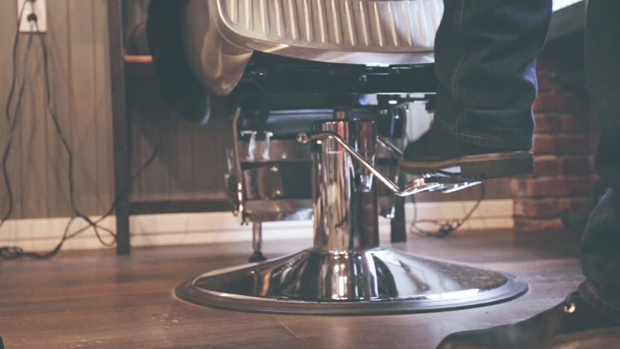 sedia da barbiere vintage. pedale di metallo sulla sedia da parrucchiere. sedia da barbieria