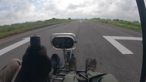 POV-Hyperlapse-Aus-Dem-Cockpit-Eines-Startenden-Ultraleichtflugzeugs