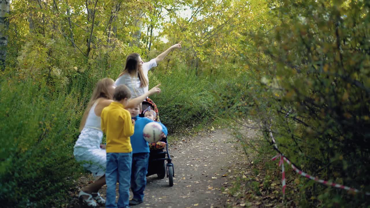 madres jóvenes muestran a sus hijos algo interesante 1