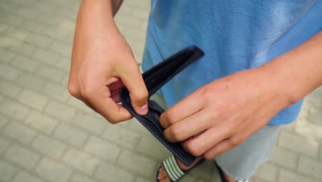 el pobre hombre mira la billetera vacía 01
