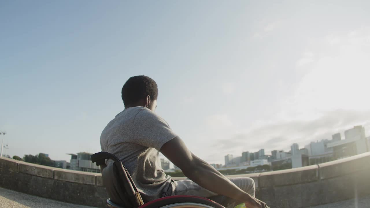 primer plano de un feliz hombre afroamericano bailando en silla de ruedas