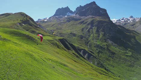 los parapentes vuelan sobre el valle verde de la montaña en los alpes franceses - antena