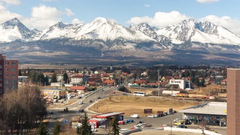 Berge-Und-Stadtzeitraffer-Sonniges-Wetter.-Poprad