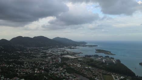 Paisajes-En-Seychelles-Filmados-Con-Un-Dron-Desde-Arriba-Que-Muestran-La-Naturaleza,-Montañas,-Casas-E-Islas-En-La-Isla-Principal-Mahe