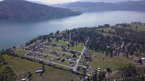 Una-Pequeña-Comunidad-Junto-Al-Lago-En-Los-Calurosos-Y-Brumosos-Días-De-Verano