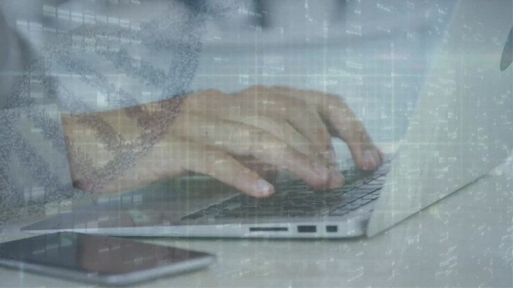 Animazione della struttura del DNA e di quadrati a mosaico sul busto di un uomo che usa un laptop.