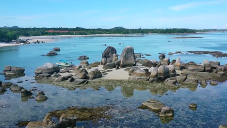 Antena-De-Grandes-Rocas-De-Canto-Rodado-Sobre-Arena-Blanca