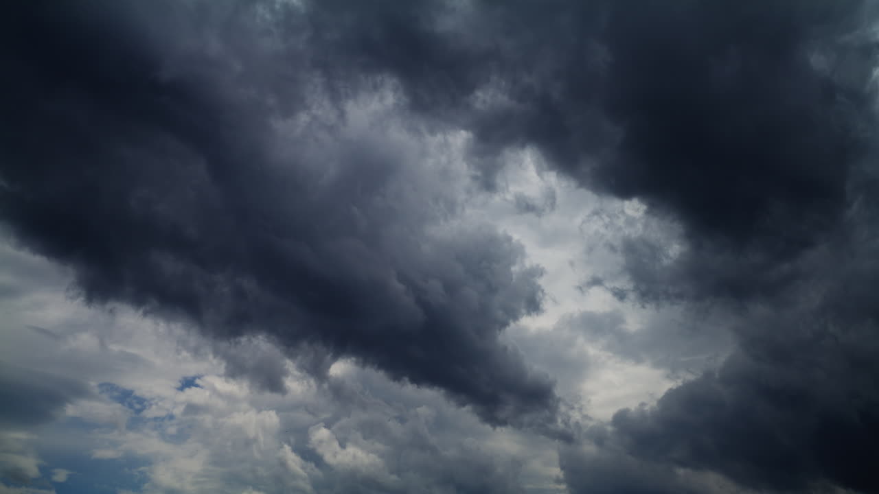 극적인 폭풍우 구름