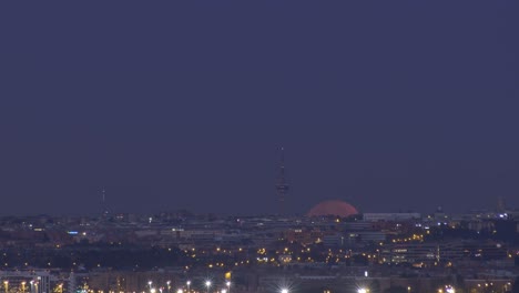 iluminado el centro de la megapolis por la noche