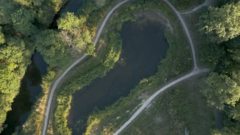 Kreisende-Luftaufnahme-Eines-Parkteiches