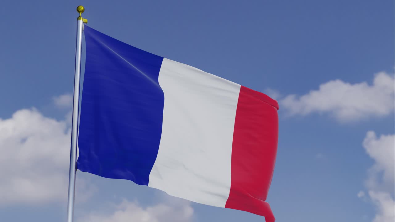 Bandiera della Francia che sventola al vento con un cielo azzurro chiaro sullo sfondo, nuvole che si muovono lentamente, asta della bandiera, movimento lento
