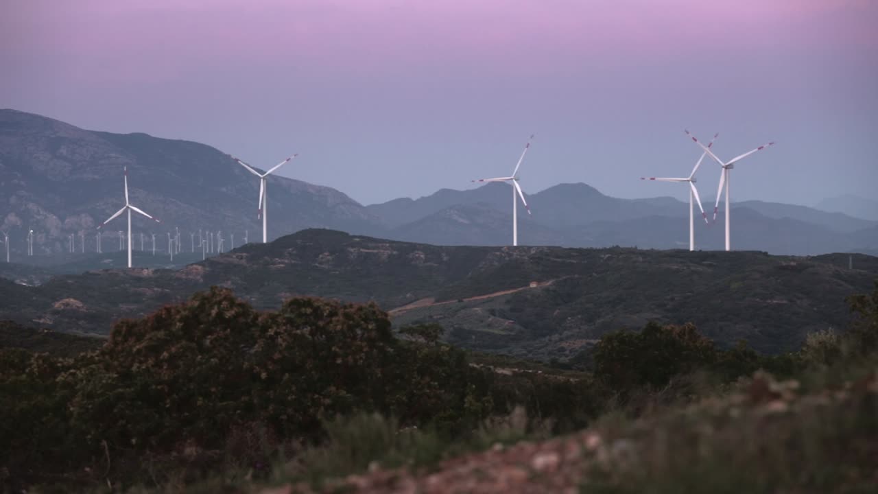 터키의 datca 반도 시골에 있는 풍력 발전소 계곡