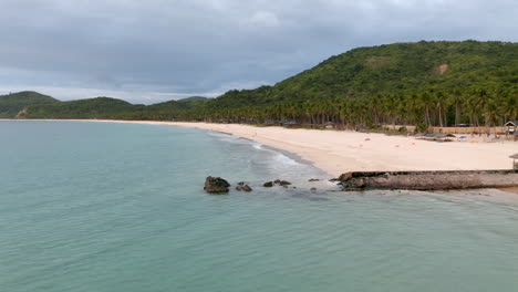 rompeolas en la playa de nacpan, cerca de el nido, palawan, filipinas