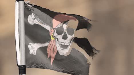 jolly roger-flagge fladert in einer starken brise