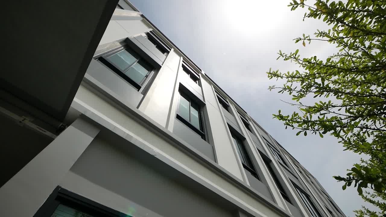 diseño exterior de edificio blanco moderno, ángulo bajo, sin gente-2