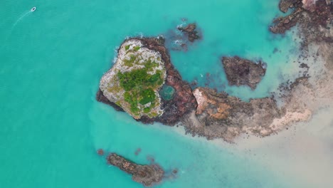 Luftaufnahme:-Erstaunliche-Australische-Strandbucht,-Kleines-Boot,-Das-In-Türkisfarbenem-Wasser-Unterwegs-Ist