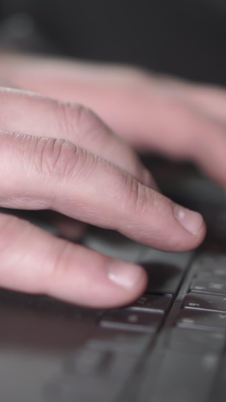 persona escribiendo en el teclado de una laptop