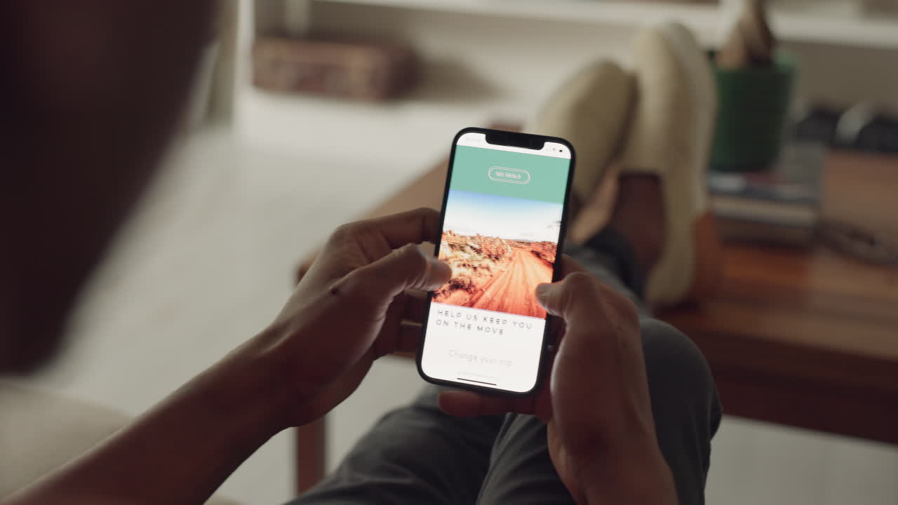 hombre leyendo noticias en el teléfono, redes sociales