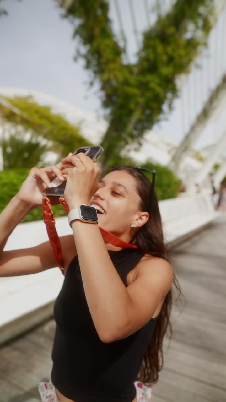 mujer y niña tomando fotos al aire libre