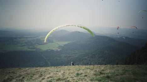un parapente despega en "puy de dôme" en francia.