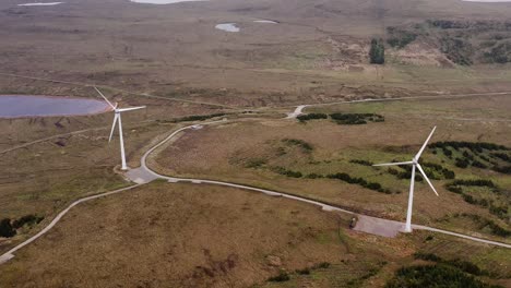 fotografía de un avión no tripulado de una granja eólica que genera electricidad para la isla de harris