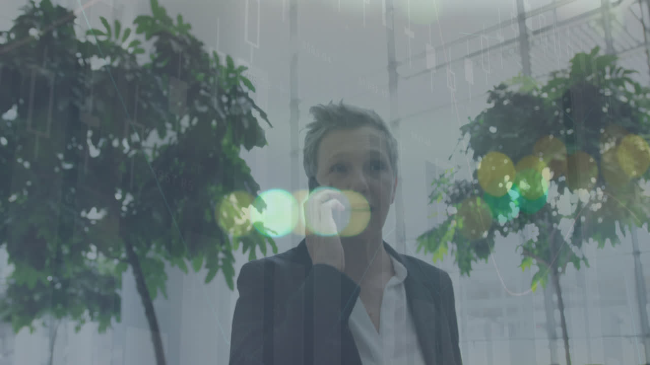 animación de datos financieros sobre mujer de negocios caucásica usando teléfono inteligente en la oficina