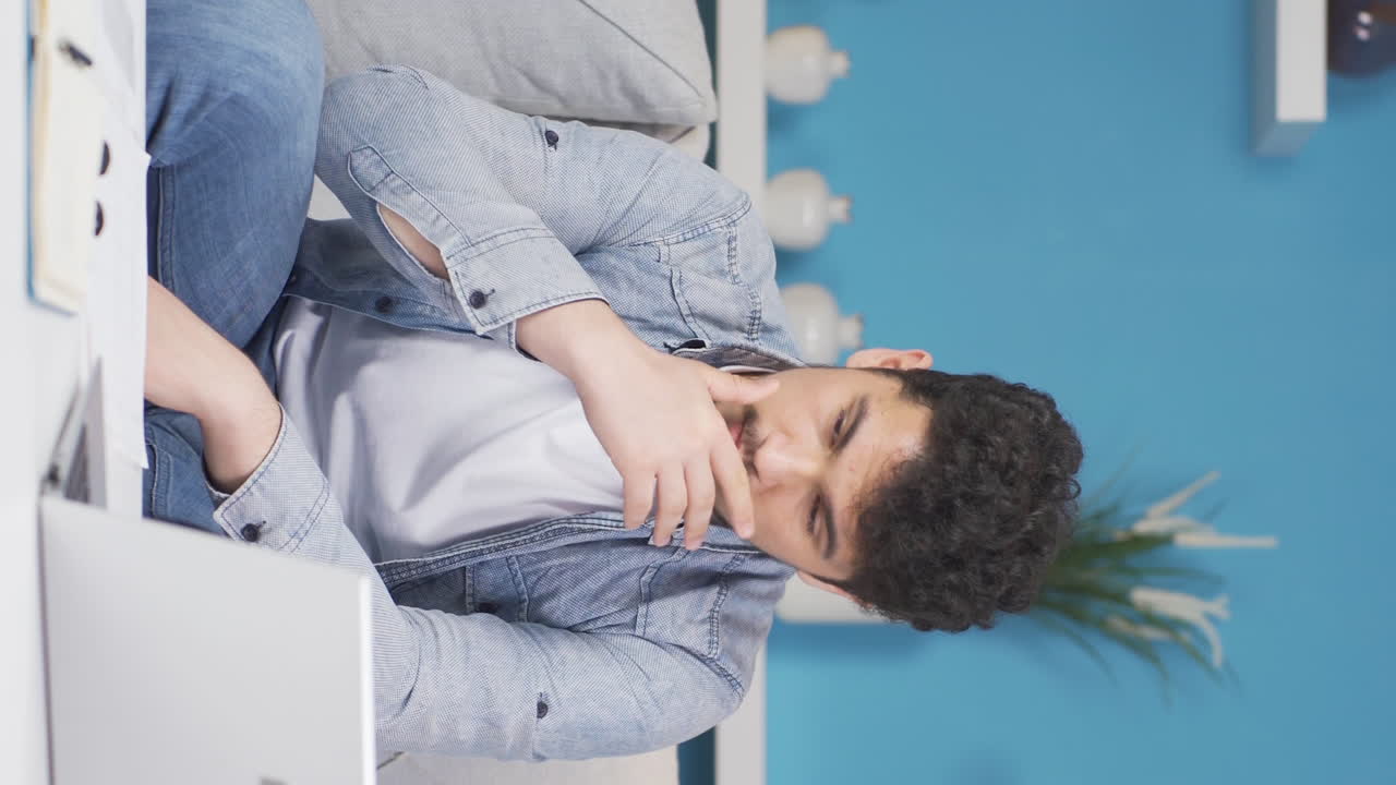 감성적인 남자가 슬퍼하는 수직 비디오입니다.