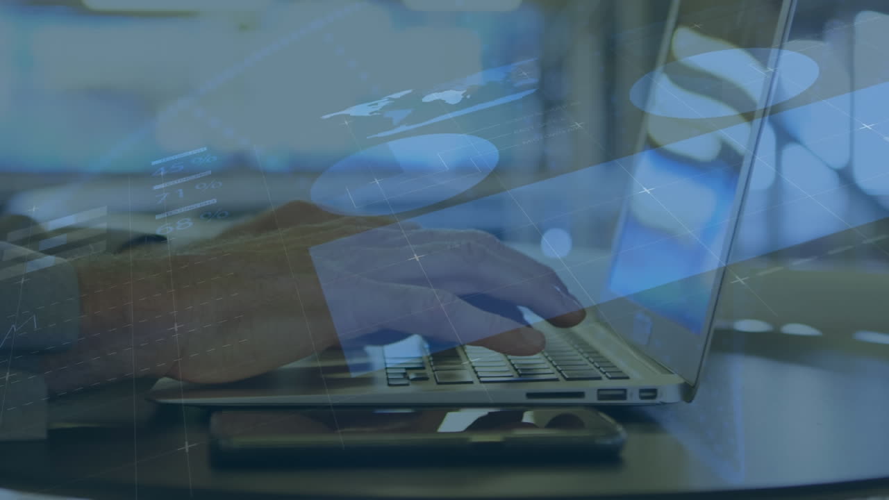 animación de la interfaz infográfica sobre las manos recortadas de una mujer caucásica escribiendo en una computadora portátil