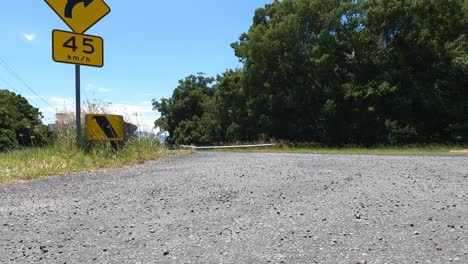 motocicleta y coche pasan por un camino de campo soleado
