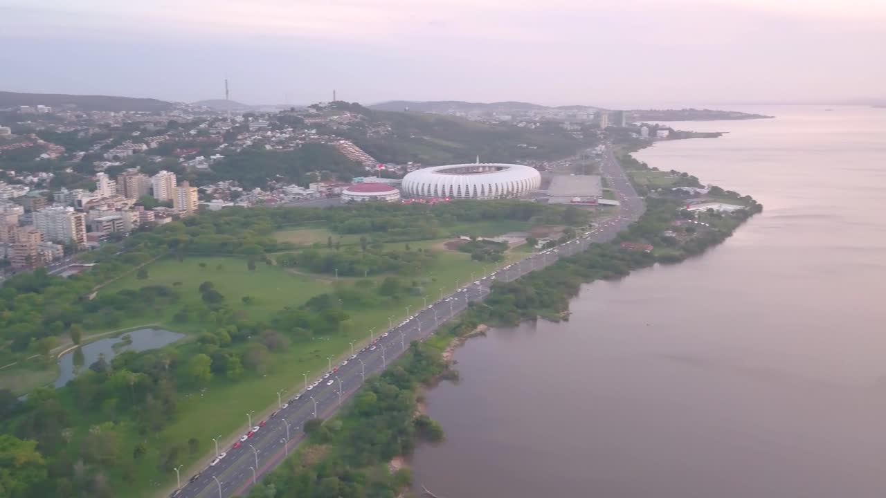 Ripresa aerea 4K dello Stadio di calcio Beira-Rio a Porto Alegre, Brasile