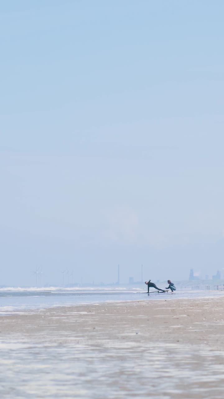 평온 한 해변 날 에 서퍼 들