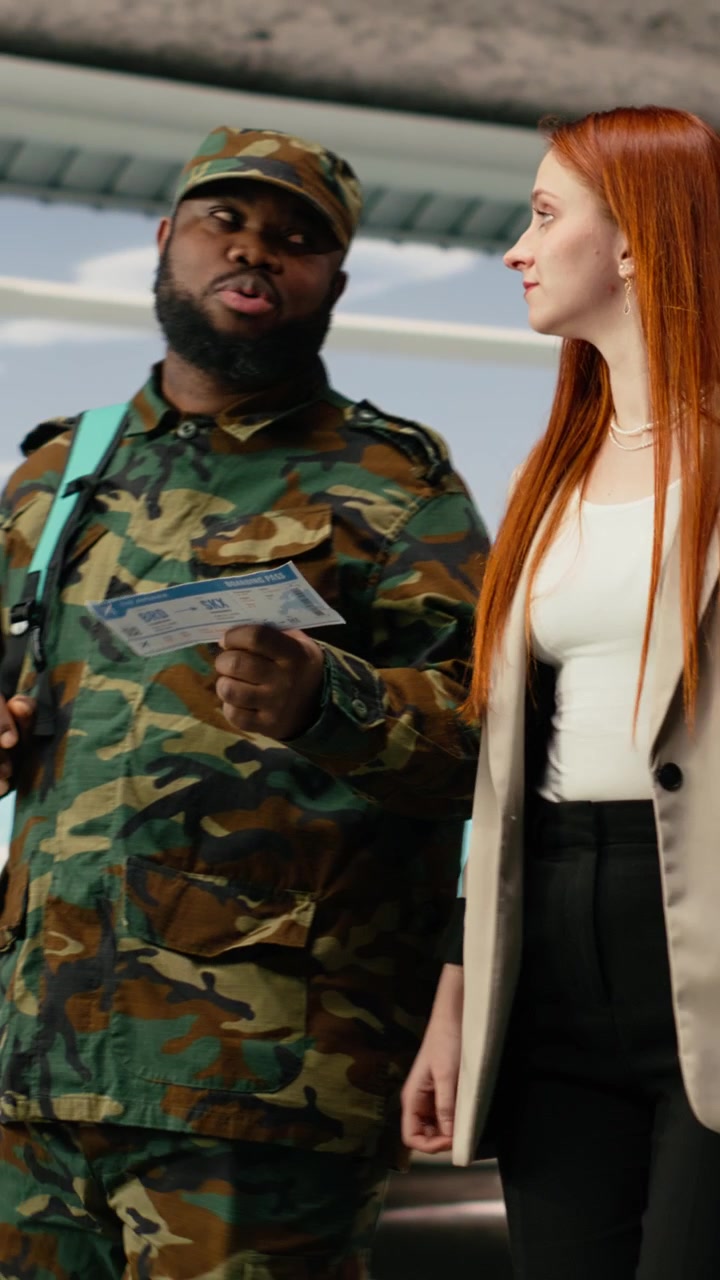 Video verticale: Soldato dell'esercito in aeroporto che parla con una donna del biglietto d'imbarco