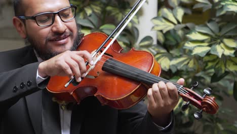 hombre tocando el violín
