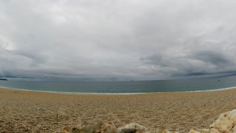 Strandzeitraffer-Des-Meeres-Mit-Menschen-Und-Booten,-Einschließlich-Öltanker-Draußen-Im-Meer