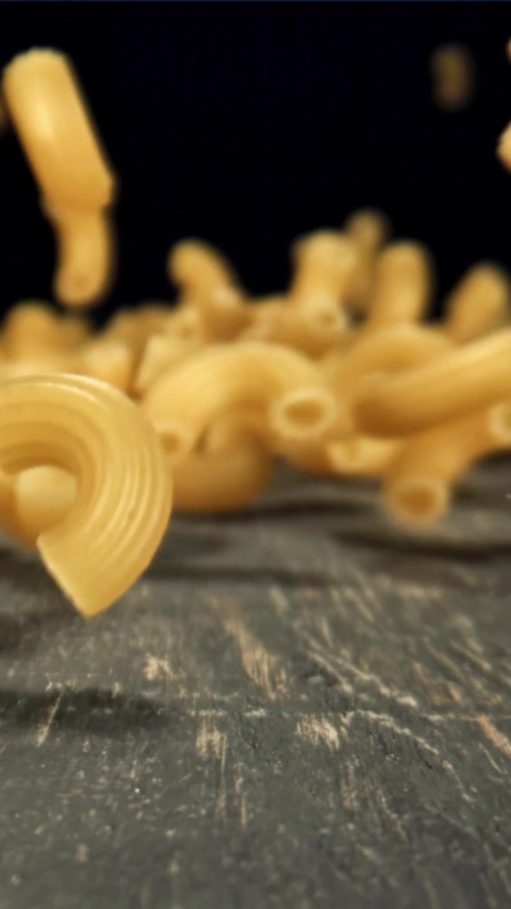 Maccheroni secchi che cadono al rallentatore