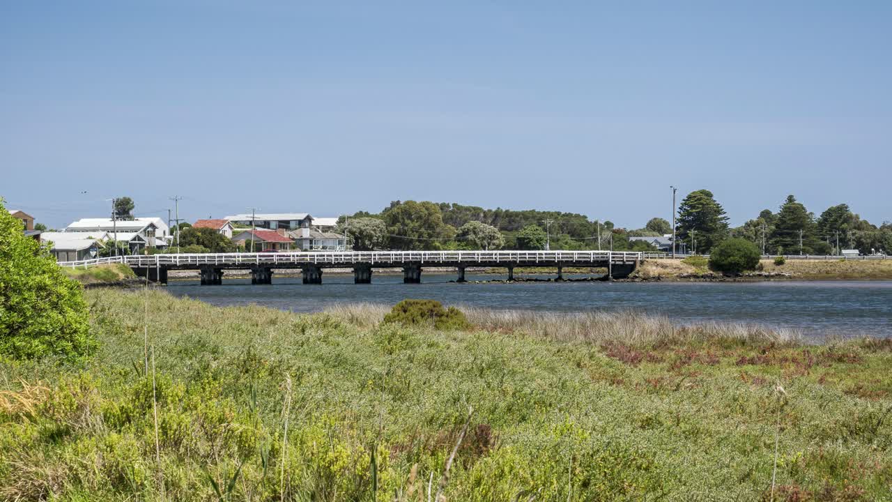 timelapse del tráfico en un puente sobre el río moyne en port fairy, victoria, australia
