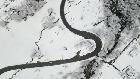 Van-Fahrt-über-Kurvige-Straßen-Mitten-Im-Schnee